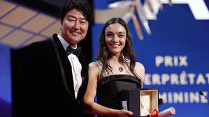 송강호, 칸영화제 여우주연상 시상&hellip;"모든 수상자에 경의"