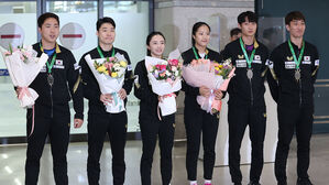 꽃다발 든 탁구 국가대표팀, 왼쪽부터 임종훈, 장우진, 전지희, 신유빈, 조대성, 이상수
