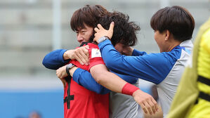 4강행에 울먹인 김은중 감독 "한국의 힘 보여주자"