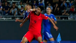 [U-20] 경기장에 쓰러진 이영준&hellip;팔꿈치로 얼굴 가격한 이탈리아