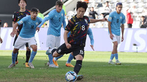 [U-20] '파넨카킥' PK 성공 이승원…실점 후 따라가는 대한민국