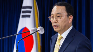 취재진 질문에 답하는 구병삼 통일부 대변인