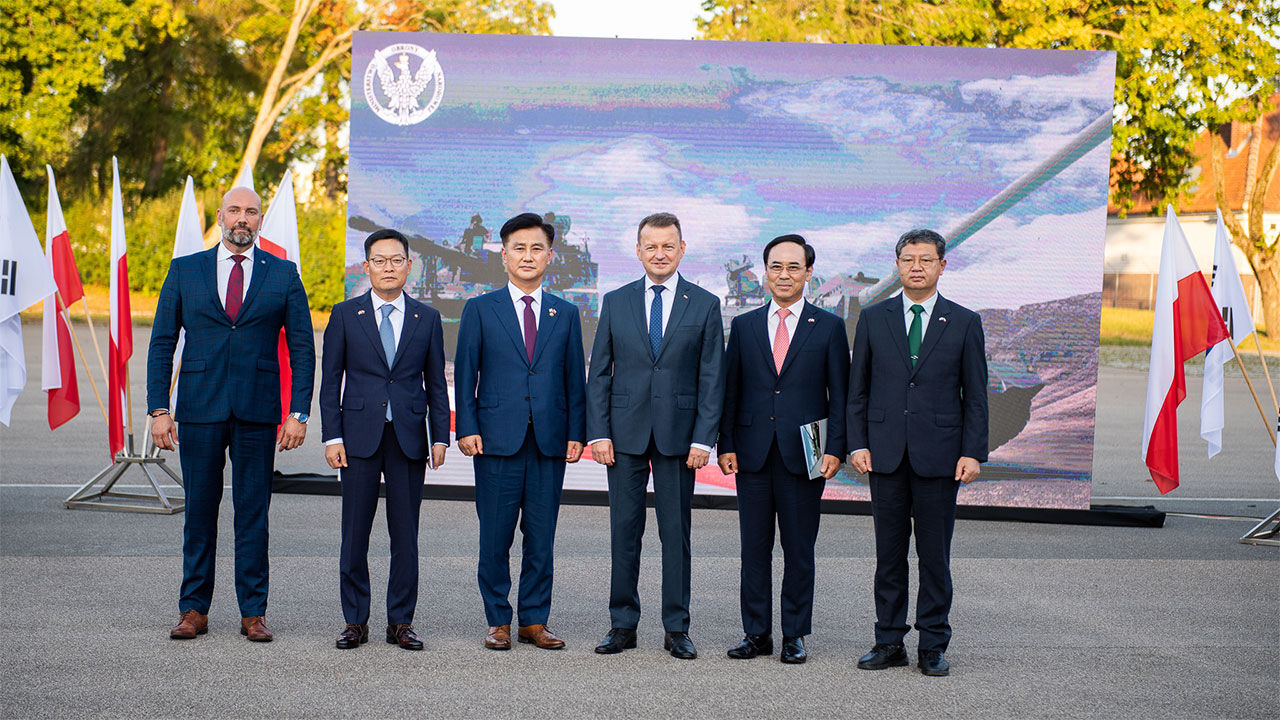 작년 8월 폴란드 1차 방산수출 계약식. 왼쪽 3번째가 엄동환 방사청장이다.