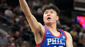서머리그 경기에서 골밑 슛을 시도하는 이현중 (사진=AP, 연합뉴스)