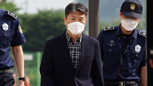 취재진 피해 점심시간에 출석한 이임재&hellip;불구속 첫 재판