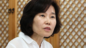 인터뷰 하는 김은경 혁신위원장