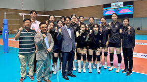 한국 여자배구 유스 대표팀과 KOVO 관계자 (사진=한국배구연맹 제공, 연합뉴스)