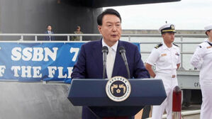 미국 핵잠수함에 탑승한 윤 대통령&hellip;"북핵 결연히 대응"