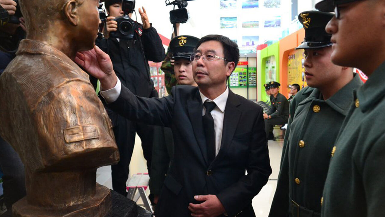 연평도 포격전에서 전사한 고 문광욱 해병…아버지 문영조 씨가 어루만지고 있다