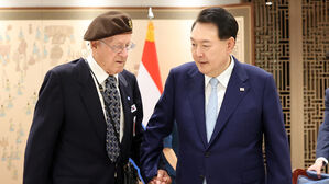 윤 대통령, 한국전 참전 룩셈부르크 90대 노병에 "건강해서 기뻐"