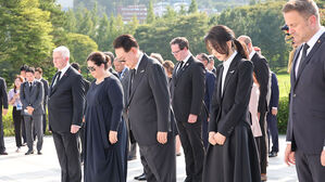 윤 대통령 "유엔군 희생이 자유 초석"&hellip;현직 첫 유엔군위령탑 참배