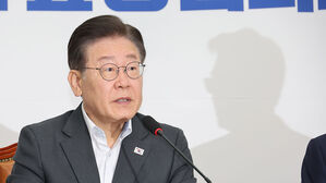 최고위원회의에서 발언하는 이재명 민주당 대표
