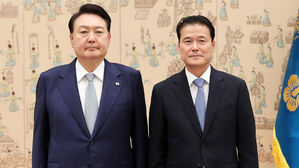 윤 대통령, 김영호 통일부 장관에 임명장&hellip;지명 한 달만