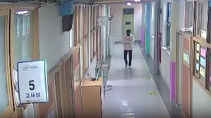 [영상] "원하는 점수 맞춰드려요"&hellip;화장실에서 커닝 쪽지 건넨 브로커 등 20명 검거