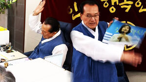 [영상] "뺨 때려야 분 풀릴 것 같으니까"&hellip;'노인 폄하' 논란에 노인회장에게 '사랑의 매(?)' 맞은 두 사람