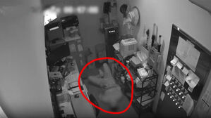 '자는 척 안 통하네'&hellip;주유소 주인 행세하던 남성 정체