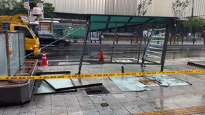 "유리판 날아가&hellip;사람 위협도" 뼈대만 남은 부산 승강장