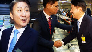 [영상] 이동관, 여당 의원과 악수하며 "엄호 사격 세게 해 줘서 감사"&hellip;취재진엔 "질문 많이 하는 건 날 괴롭히는 것"