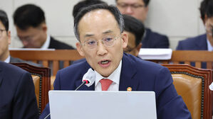 민주당 "경제 폭망, 석고대죄하라"…추경호 "가계부채 1위는 전 정부 탓"