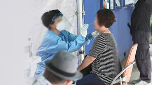 코로나19도 독감처럼 '4급'으로&hellip;감염 검사 '유료' 전환