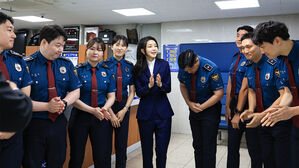 김건희 여사, 일선 지구대 방문해 자살 시도자 구조 경찰관 격려