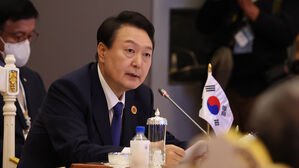 지난해 11월 한&middot;아세안 정상회의에 참석해 모두발언 하고 있는 윤석열 대통령