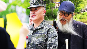 [영상] "과거 독재정권 시대 DNA&hellip;제대로 할 일한 박정훈 대령 응원하러 왔다" 군 사망 사건 유족들이 모인 이유