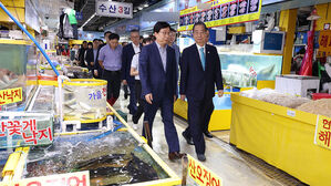 서울 가락시장 찾은 한덕수 총리 "과학을 믿어달라"