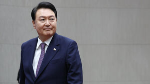 축사 위해 단상 향하는 윤석열 대통령