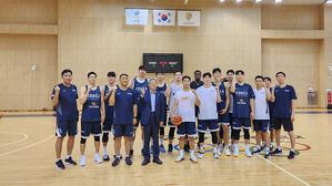 대표팀 훈련장 방문한 KBL 김희옥 총재 (사진=KBL 제공, 연합뉴스)