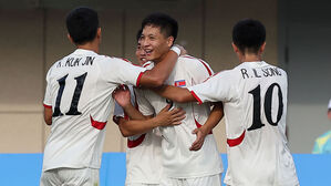 항저우 아시안게임 남자축구 조별리그 1차전 북한과 타이완의 경기에서 선제골 넣고 기뻐하는 북한 리조국