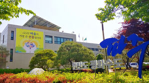 자신이 근무하는 동사무소로 전입신고한 직원&hellip;들키자 '사표'