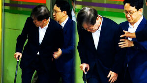 [영상] 지팡이 짚고 병원 나와 휘청이며 걷는 이재명...지지자들에 인사하며 법원