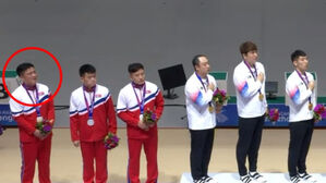 항저우 아시안게임 남자 사격 10m 러닝타깃 정상 단체 시상식 한국의 하광철,정유진, 곽용빈/북한의 박명원, 유성준, 권광일 (사진=SBS 자료화면)