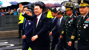 [영상] 시민들과 함께 비 맞으며 광화문 행진한 윤석열 대통령&hellip;10년 만의 시가행진에 시민들 '환호'