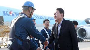 윤 대통령, 인천공항 화물 터미널 찾아 "수출 역군들 만나 뜻깊어"