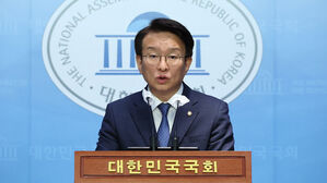 민주당 "신원식, 아스팔트 우파 집회 어울려&hellip;지명 철회해야"