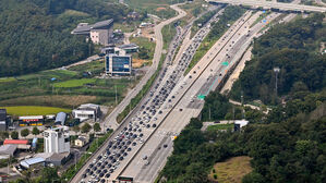 연휴 첫날 귀성길 정체 풀려&hellip;서울에서 부산까지 4시간 30분