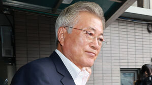 문 전 대통령, 민주 새 원내대표에 "총선 승리 기틀 마련해야"