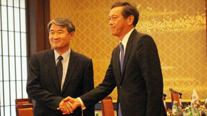 지난 2014년 10월 1일 도쿄도 미나토구 외무성 이쿠라 공관에서 열린 제13회 한일 차관급 전략대화에서 조태용 당시 한국 외교부 1차관과 사이키 아키타카(오른쪽) 일본 외무성 사무차관이 악수하고 있는 모습.