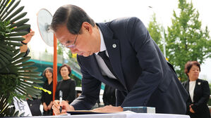 한덕수 총리, 마가렛 간호사 분향소 조문&hellip;"헌신의 삶, 깊은 감동"