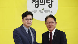 민주당 홍익표, 정의당 배진교에 "노란봉투법 '11월 처리'" 약속