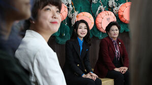 김건희 여사, 제주서 해녀들과 대화&hellip;반려해변 정화 활동도