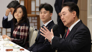 윤 대통령, 서이초 등 현직 교사 간담회&hellip;"담임 수당 50% 인상 &middot; 교권 확립"