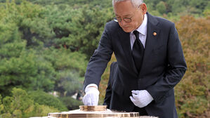 유인촌 문체부 장관, 현충원 참배&hellip;"문화로 희망과 위로를"