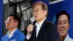 '3주 만에 퇴원' 이재명, 강서구 찾아 '압도적 승리' 호소