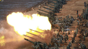 북한군이 장사정포의 일종의 견인포 사격을 하고 있다.