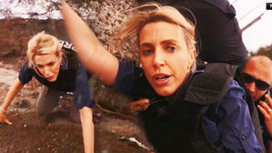 [영상] "거대 로켓탄이 날아왔습니다"…머리 위 대규모 폭격음에 기어다니며 생중계한 특파원