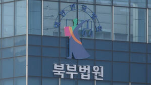 요양보호사에 환자 가래 흡입 시술 시킨 의사 선고유예