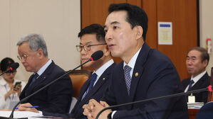 정율성 &middot; 홍범도 &middot; 백선엽&hellip;정무위서 여야 '역사관 공방'